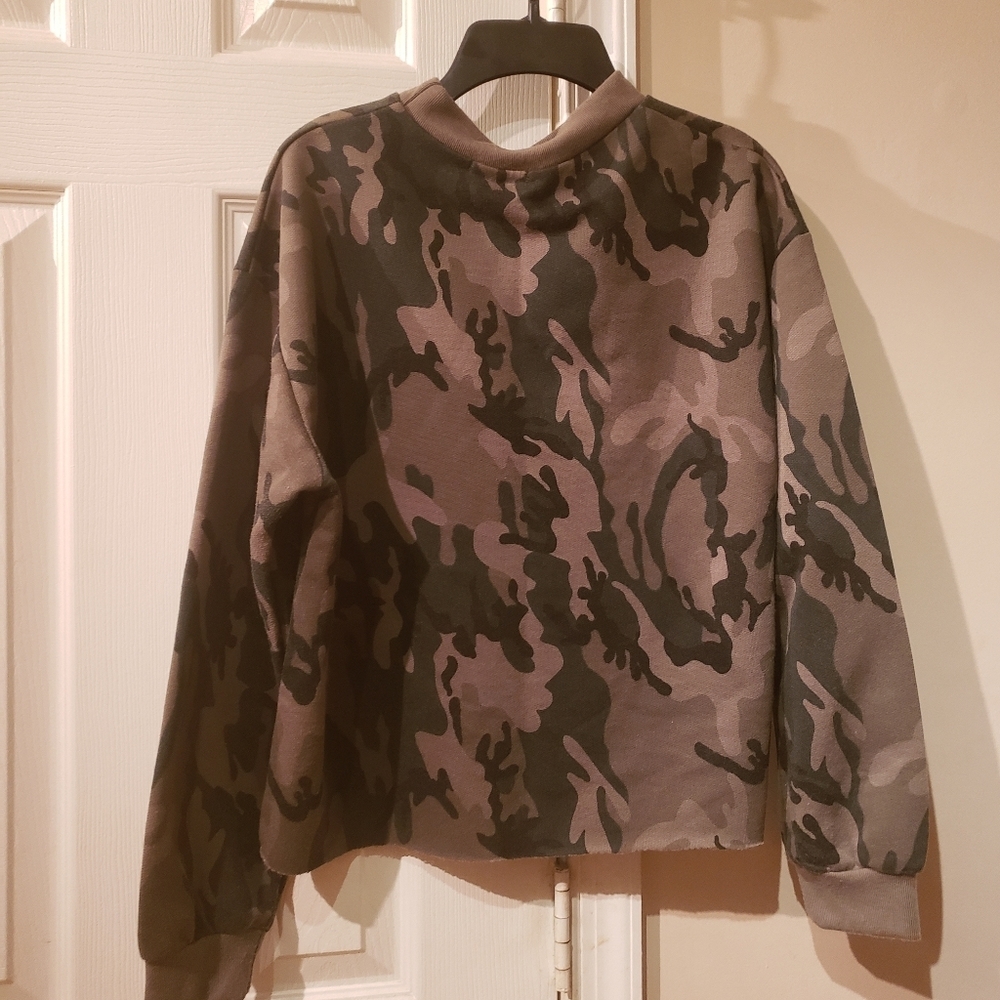 PrettyLittleThing Cameo Crop Top - Picture 3 of 6